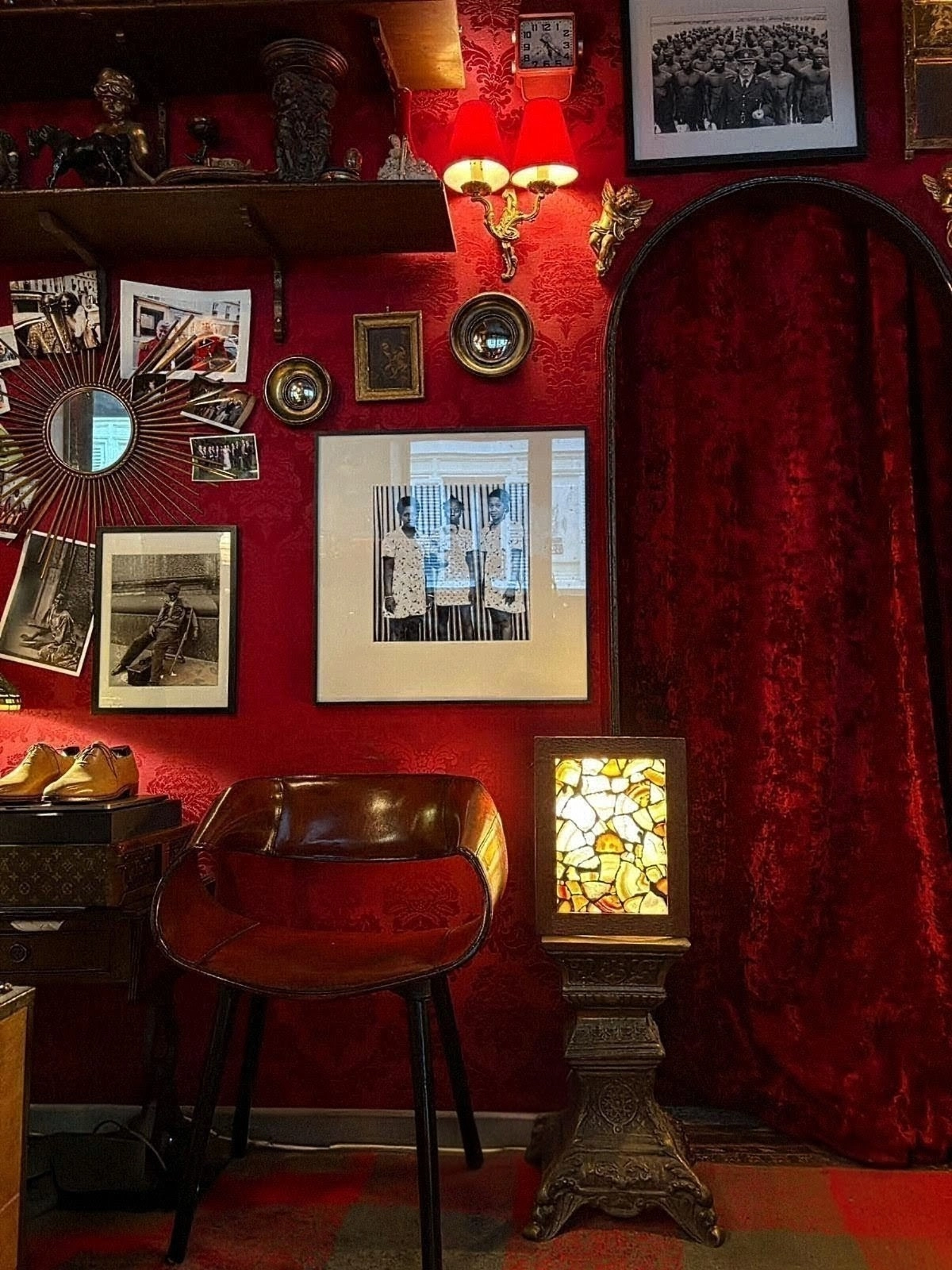 Chartres au Salon Baba, second plan, Paris VIIIe