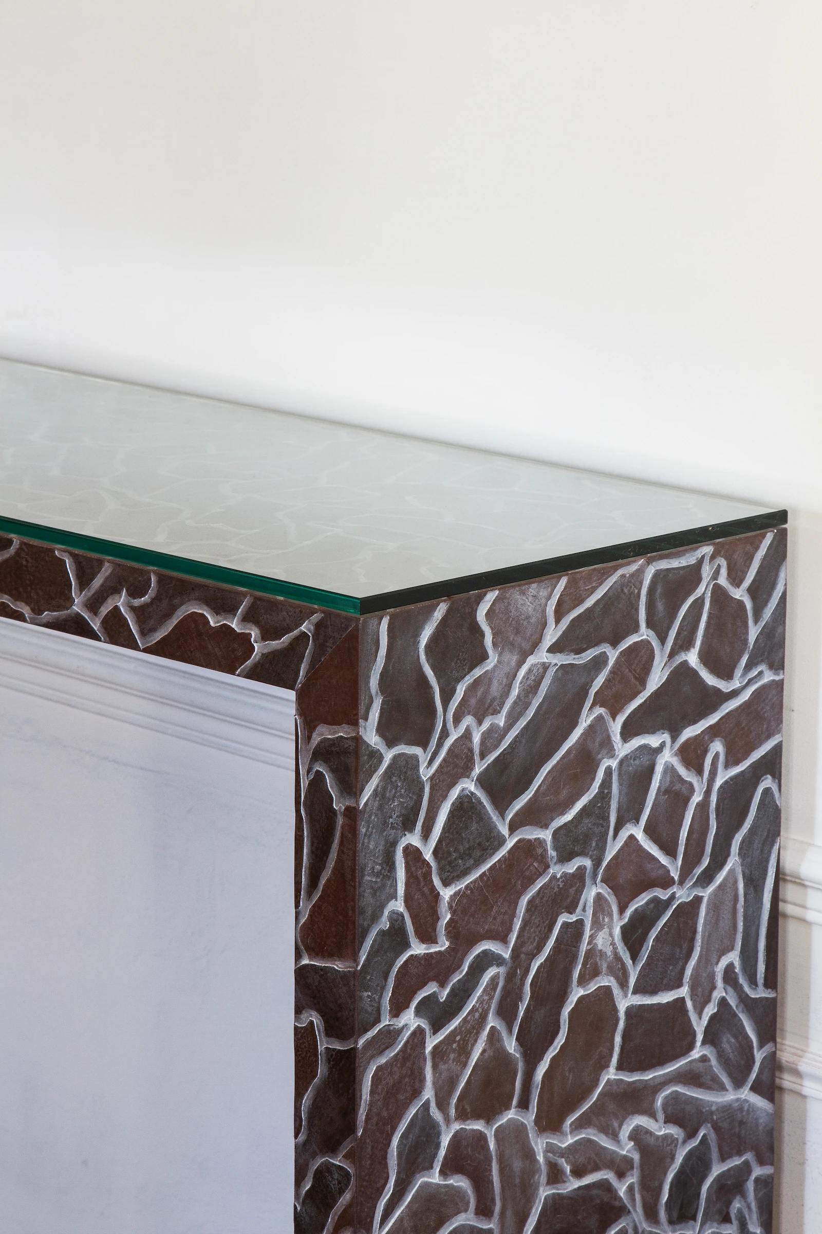 Console Mica — détail surface gesso