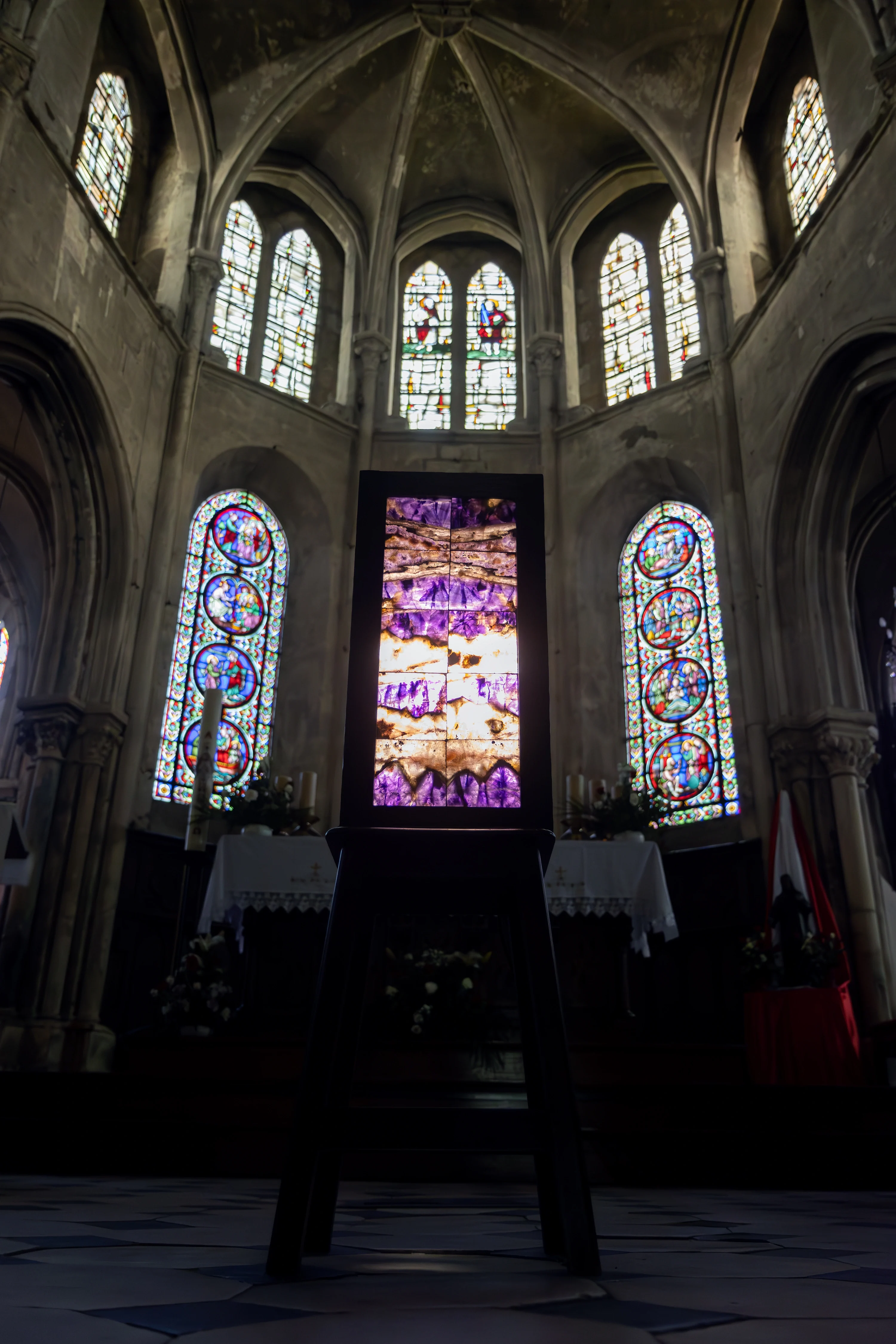 Emanation devant le vitrail, Saint-Pierre de Chennevières