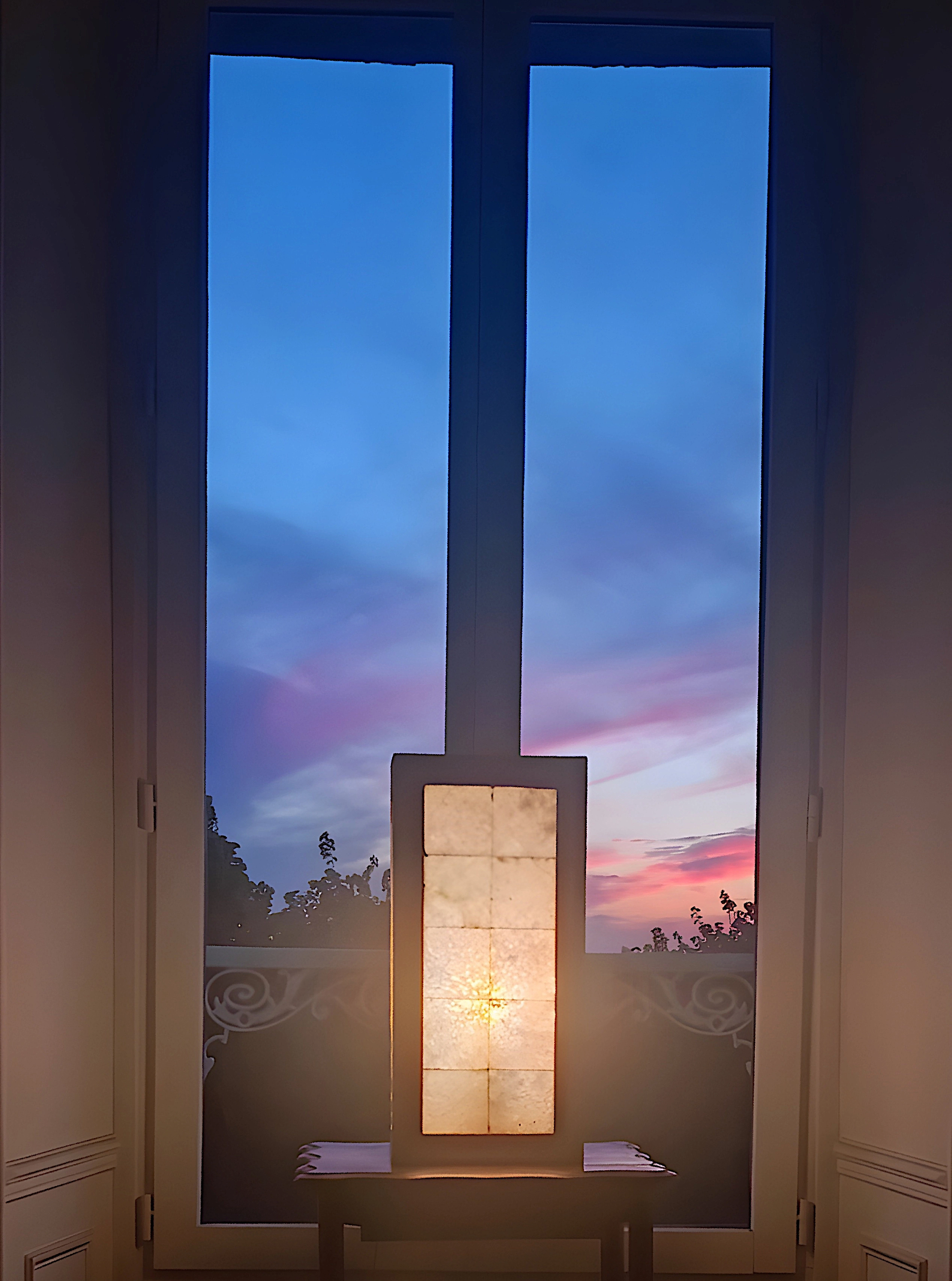L'Hermitage — luminaire en minéral translucide à l'heure bleue