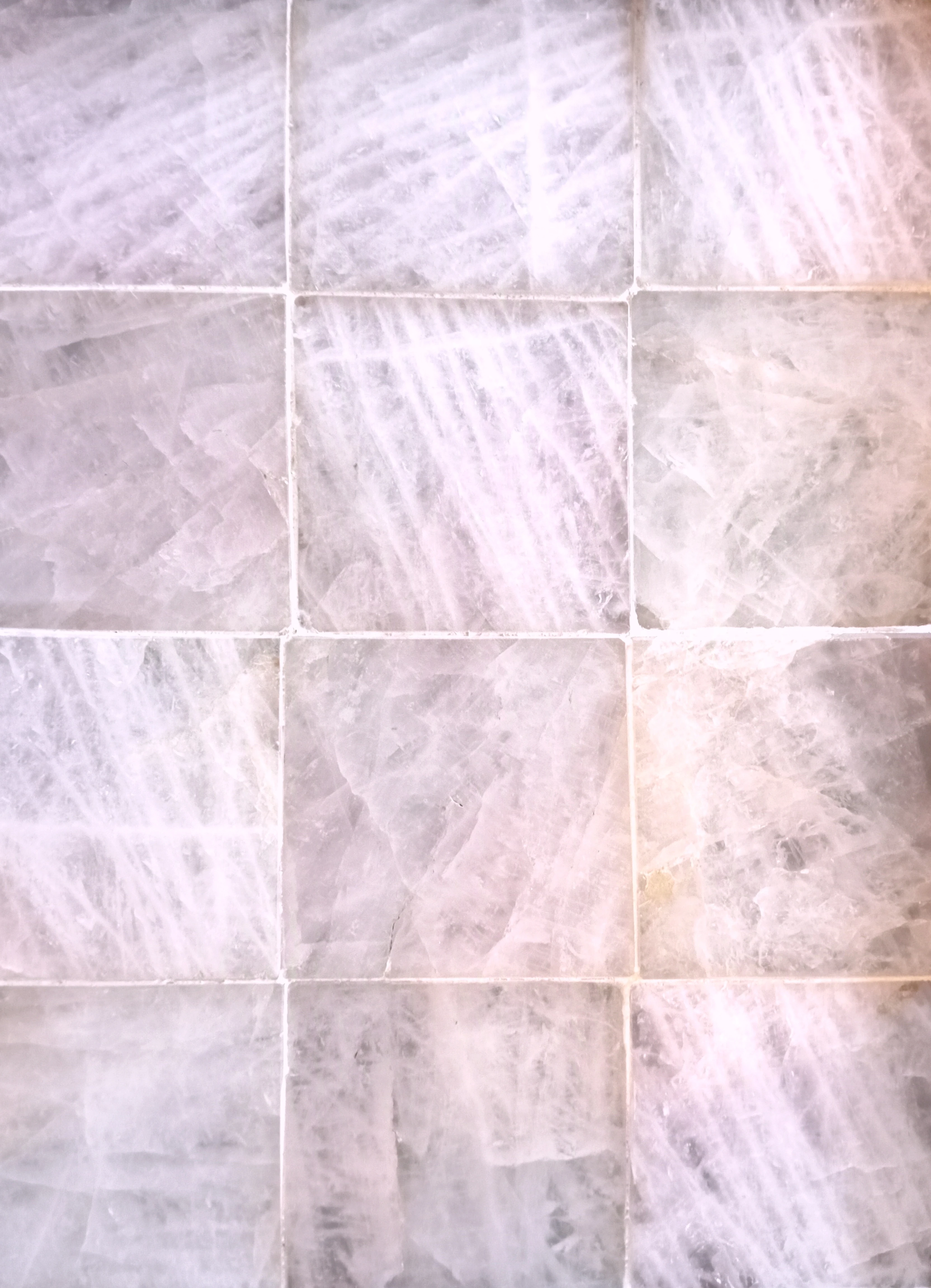 Intime — détail quartz rose et gesso nacré