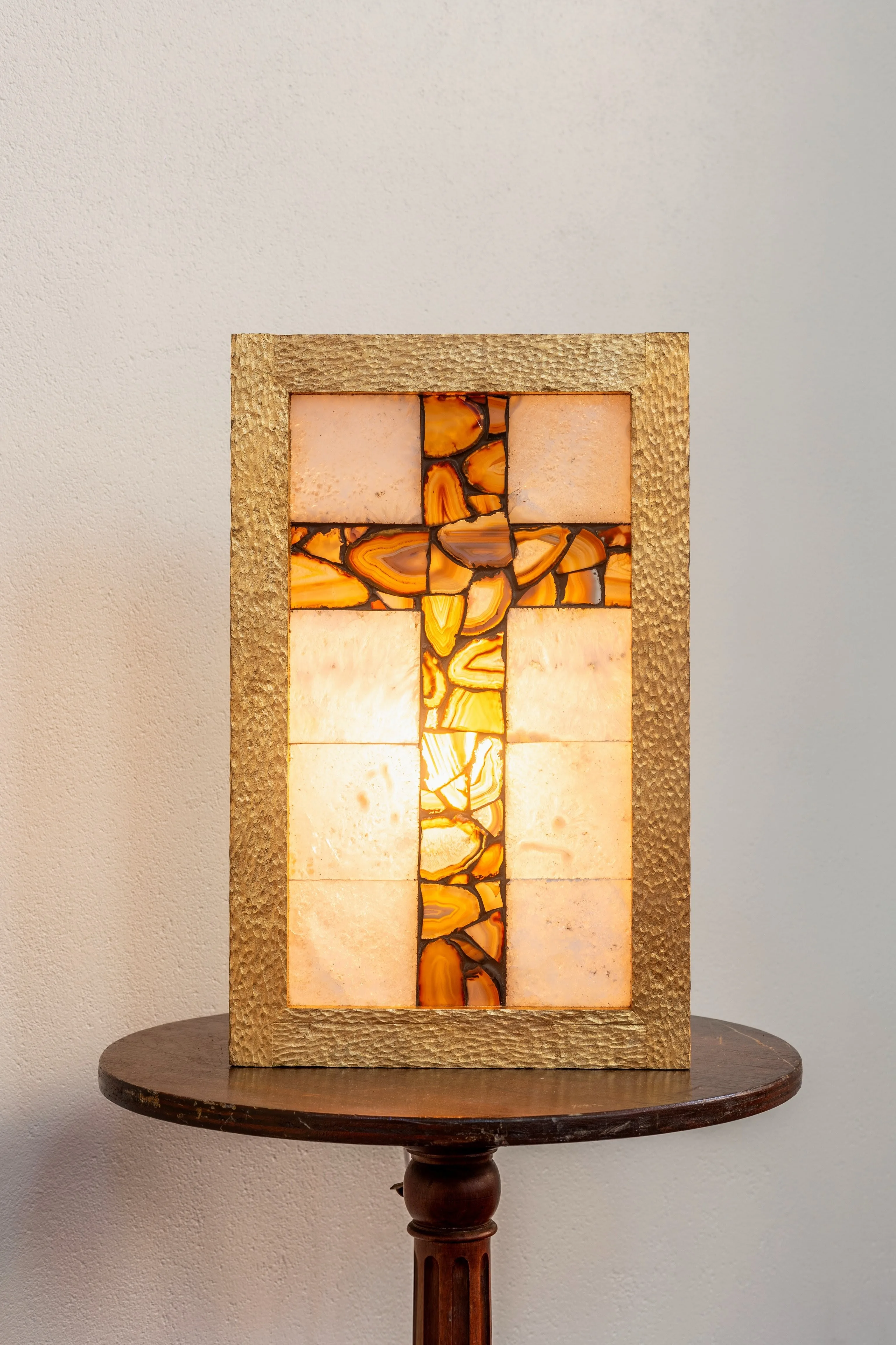 Présence — croix en agate et gesso doré