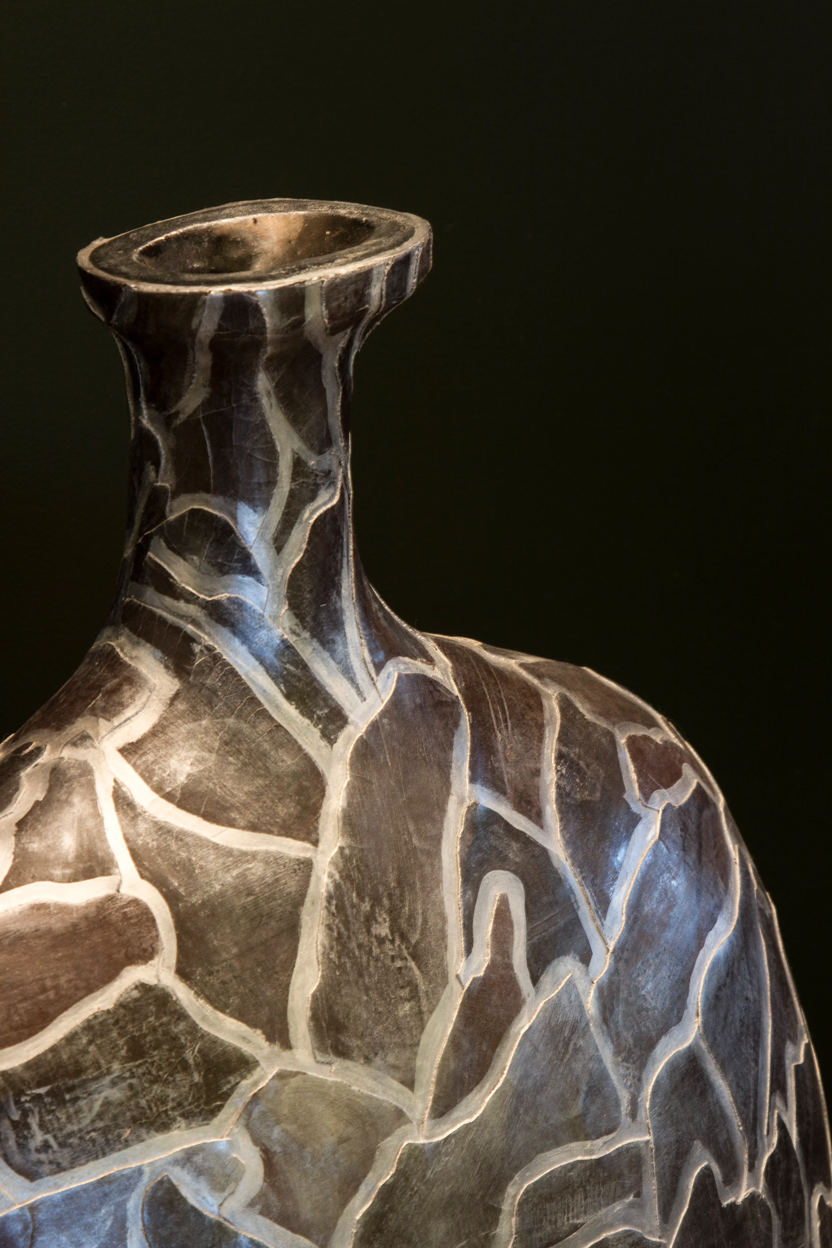 Vase Mica — détail surface gesso